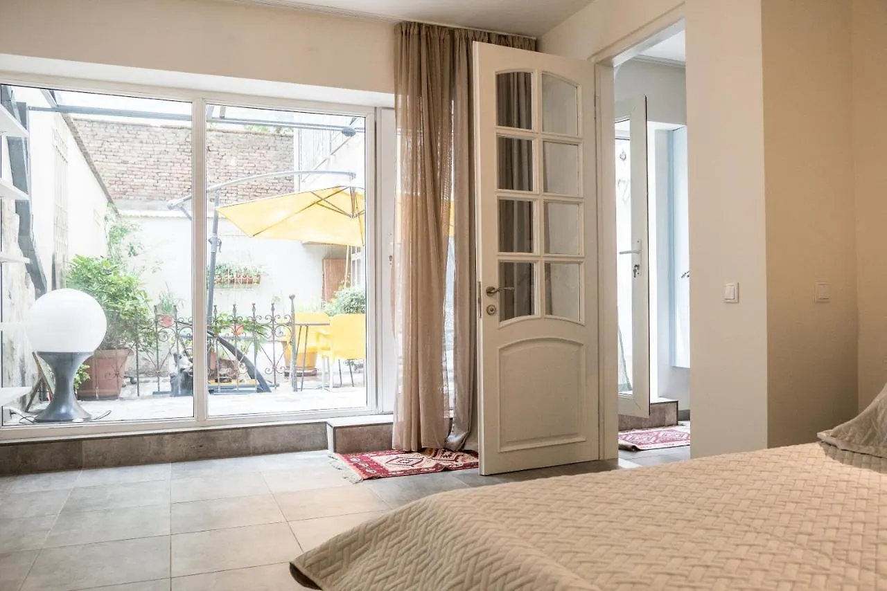 Cozy Apartment With The Inner Garden In Central Vake Tbilisi