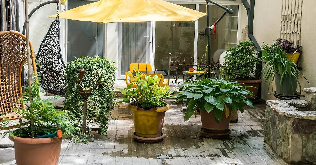 Cozy Apartment With The Inner Garden In Central Vake Tbilisi